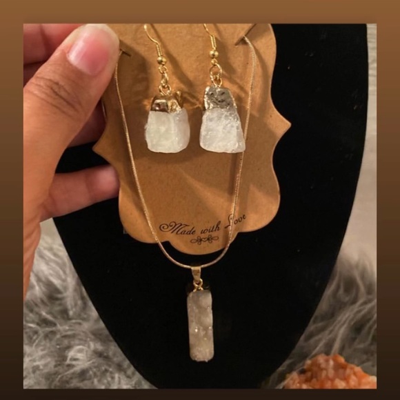 Earring and necklace set - Picture 1 of 1